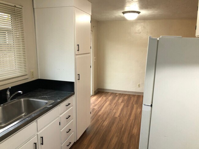 Building Photo - Updated 3 bedroom 1 bath house in Springfi...