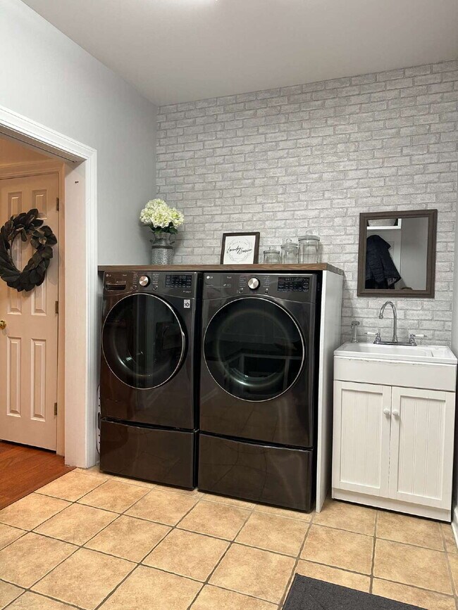 Building Photo - Beautiful 4-Bedroom Home in Desirable Baynard Park! | Hardwood Floors, Corian Countertops & Priva...