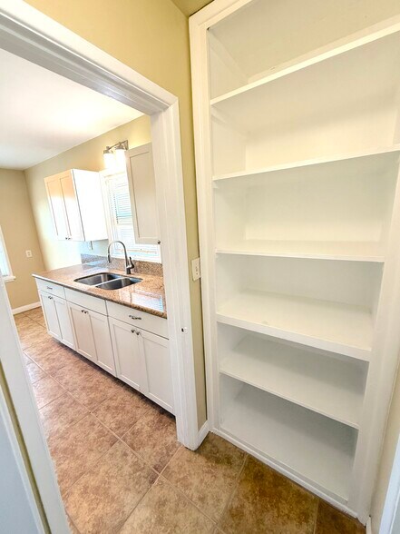 Building Photo - 180 Glover Ave