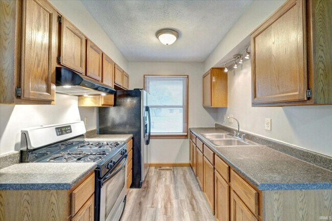 Building Photo - Available now!! Great quiet neighborhood —...