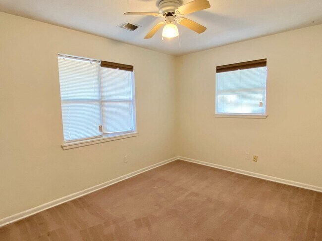 Building Photo - Spacious 3 bed 1 bath with easy access to I-40!