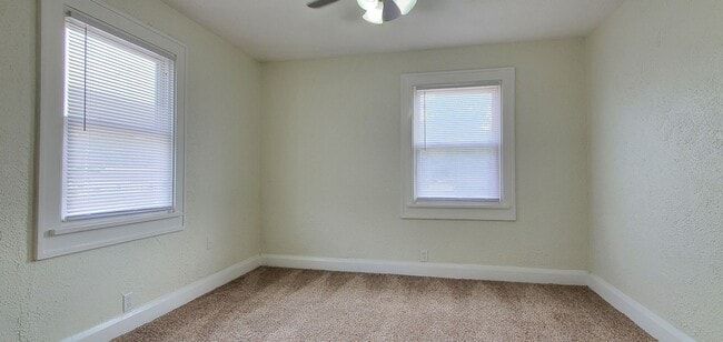 Building Photo - Updated 2 bedroom Townhouse - Garfield Park-South Neighborhood