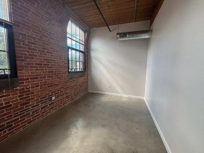 Building Photo - 85 Gerrish Ave