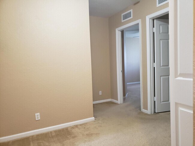 Building Photo - 3027 N Evergreen Cir