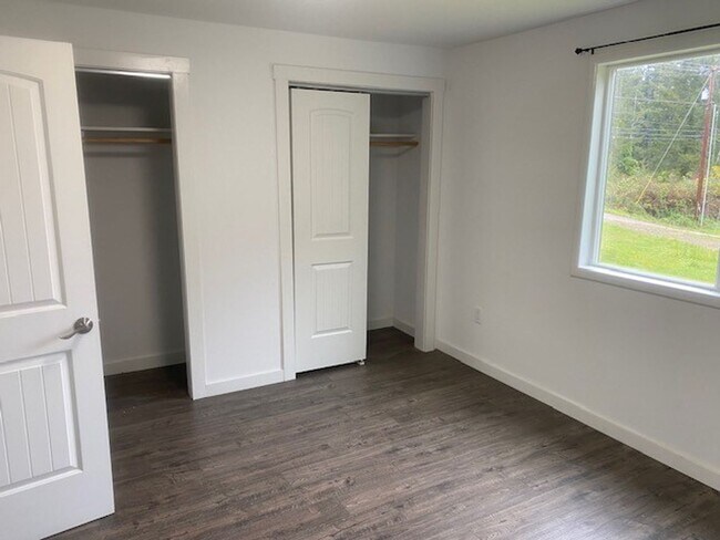 Building Photo - Remodeled 3 bed, 1 bath house with Large 2-car garage!