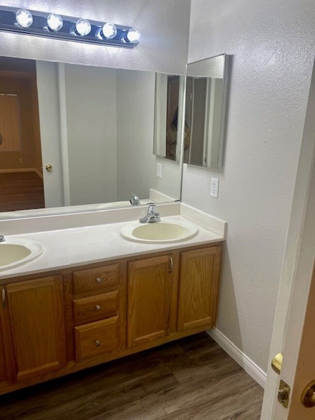 Building Photo - Beautiful 2 bedroom 2 bath Downstairs Condo