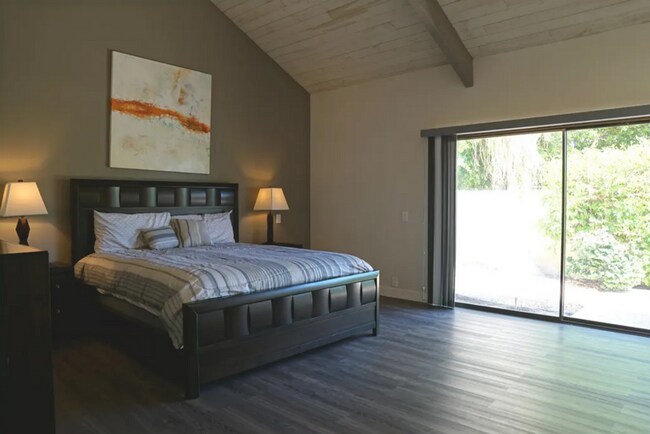 Building Photo - Newly Remodeled, Furnished 3 bed / 2.5 bat...