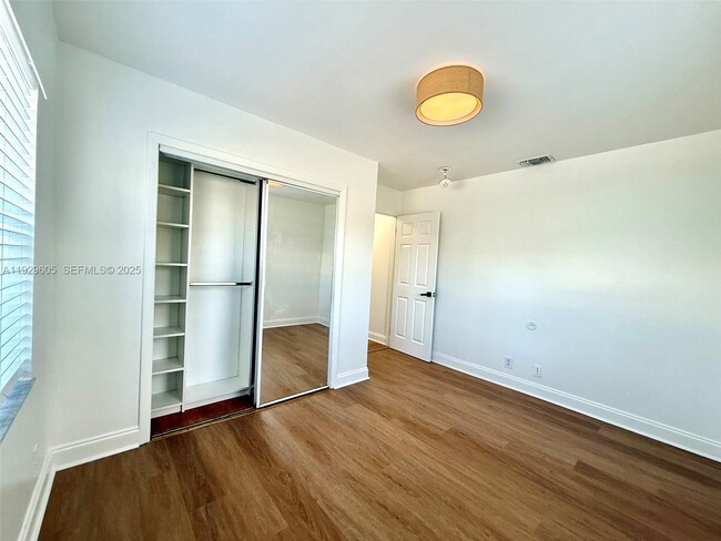 Building Photo - 2403 Scott St