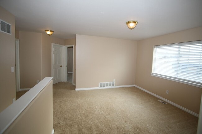 Building Photo - 3 Bedroom Condo!