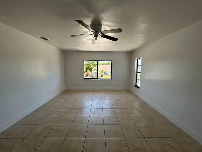 Building Photo - 4708 SE 5th Pl