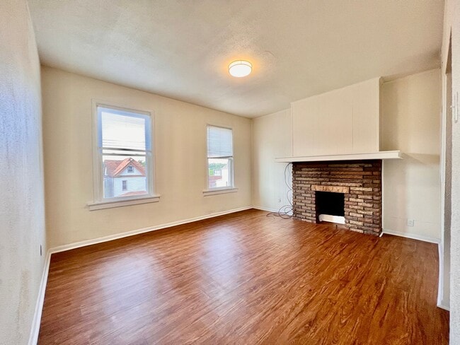 Building Photo - Spacious 1BR apartment with office/ 2nd bedroom.