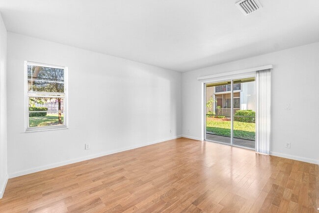 Building Photo - 9977 Three Lakes Cir