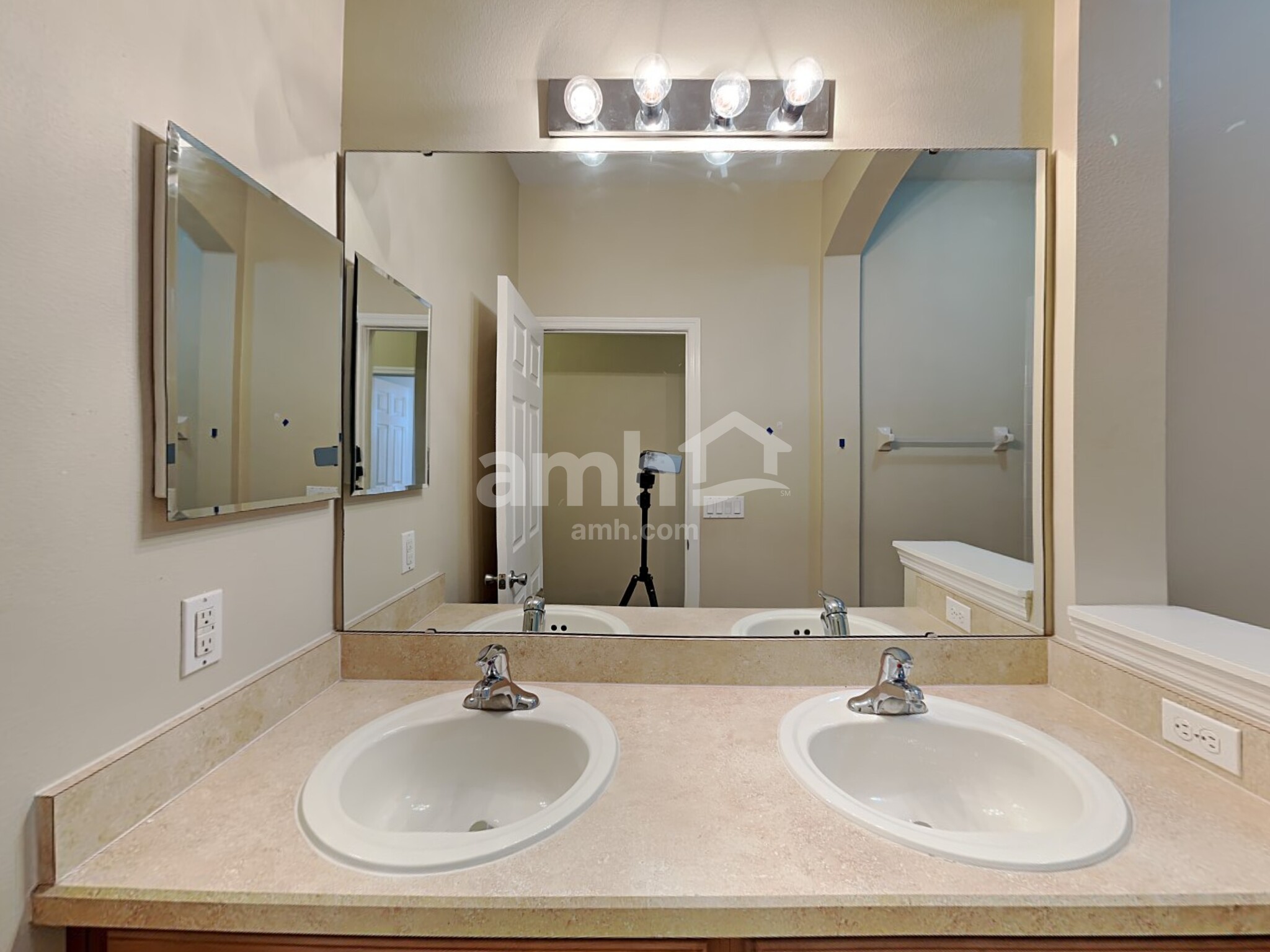 Building Photo - 15152 Stonebriar Way