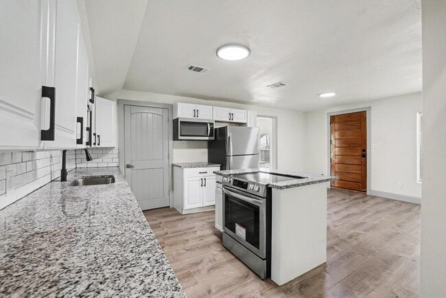 Building Photo - Beautifully Remodeled Home for Rent – Plenty of Space Inside & Out!
