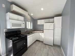 Building Photo - ALL UTILITIES INCLUDED STUDIO CENTRALLY LO...