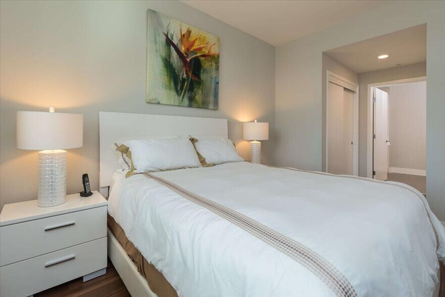 Building Photo - 908 Rich Ave