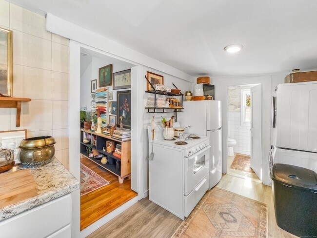 Building Photo - 944 Totoket Rd