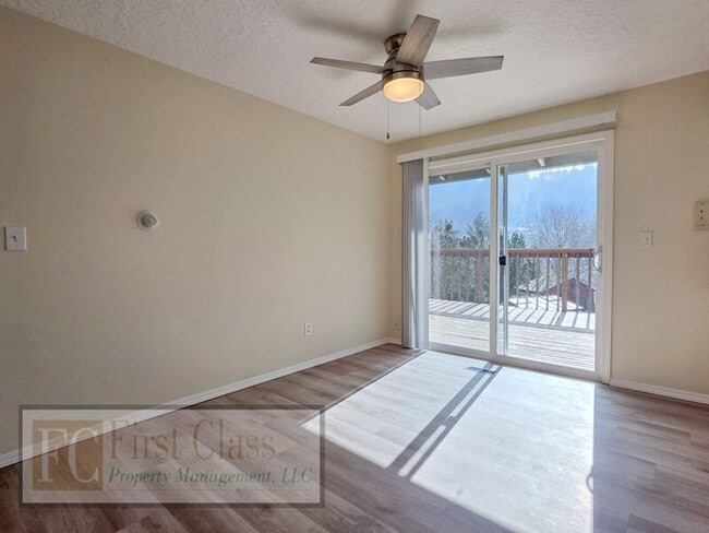 Building Photo - 298 SW Wallula Ave