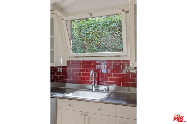 Building Photo - 1448 Angelus Ave