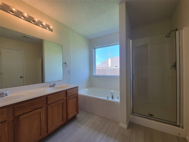 Building Photo - 1537 Fairfield Dr