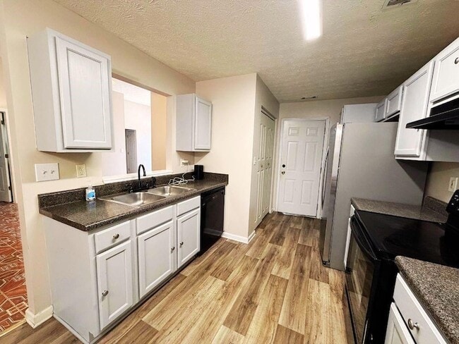 Building Photo - 5410 Twin Lakes Dr