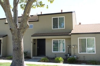 Building Photo - Updated 4 bedroom, 1 1/2 bathroom Townhome...