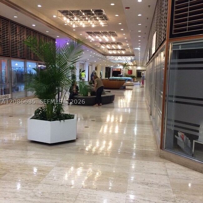 Building Photo - 905 Brickell Bay Dr