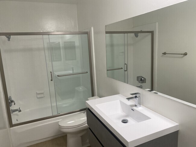 Building Photo - 2441 N Beachwood Dr