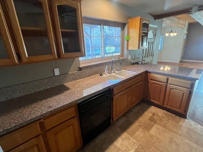 Building Photo - Charming Frazier Park Home Filled With Natural Light