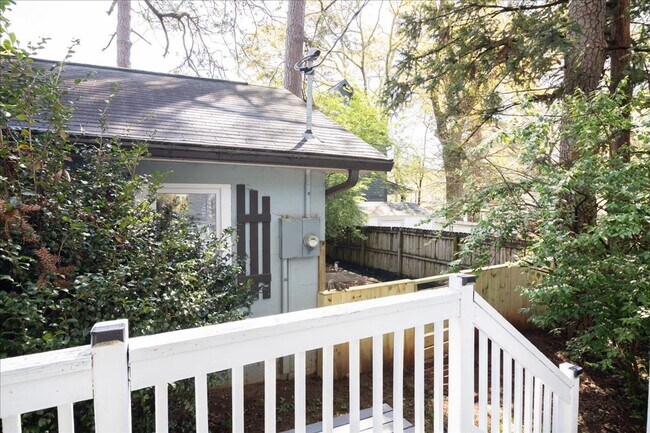 Building Photo - Beautifully Renovated 2/1 in Desirable Gra...