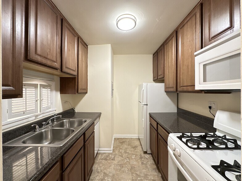 Building Photo - 665 W Wrightwood Ave