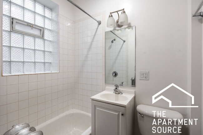 Building Photo - 4241 N Kenmore Ave