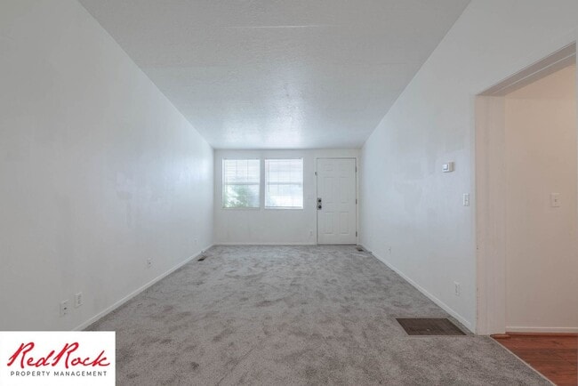 Building Photo - Charming 2 Bed / 1 Bath Apartment in a Prime Location