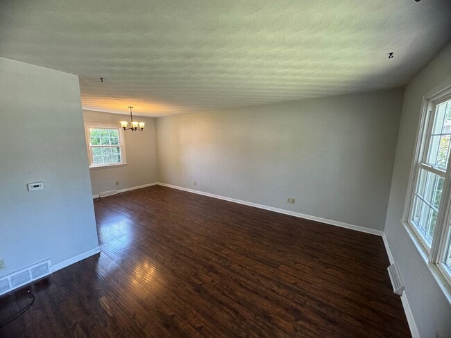 Building Photo - 3 bed 1.5 bath home in Bettendorf!