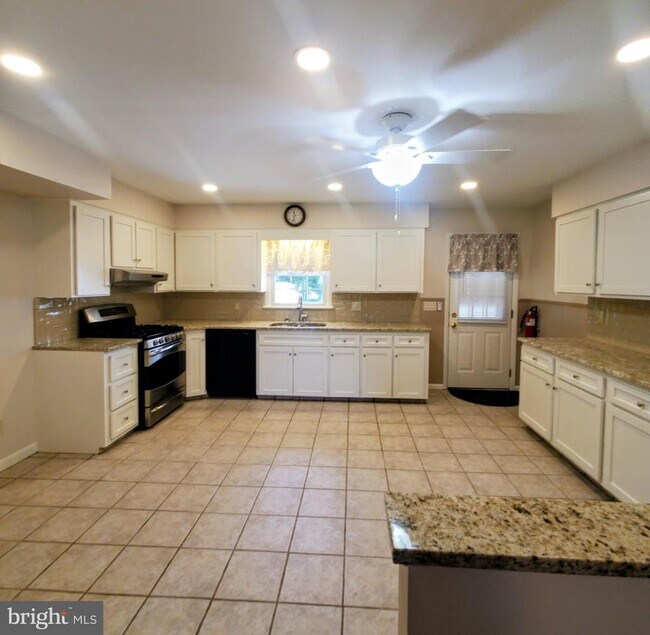 Building Photo - 2024 Beverly Dr
