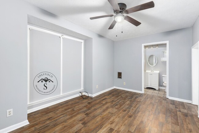 Building Photo - Charming 1 Bedroom, 1 Bath Duplex in Lakebottom – Ideal Location!