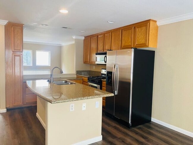 Building Photo - Move In Ready! 2 bedrooms 2.5 bath Townhom...
