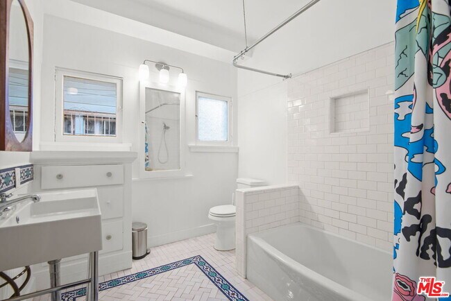 Building Photo - 1438 W 45th St