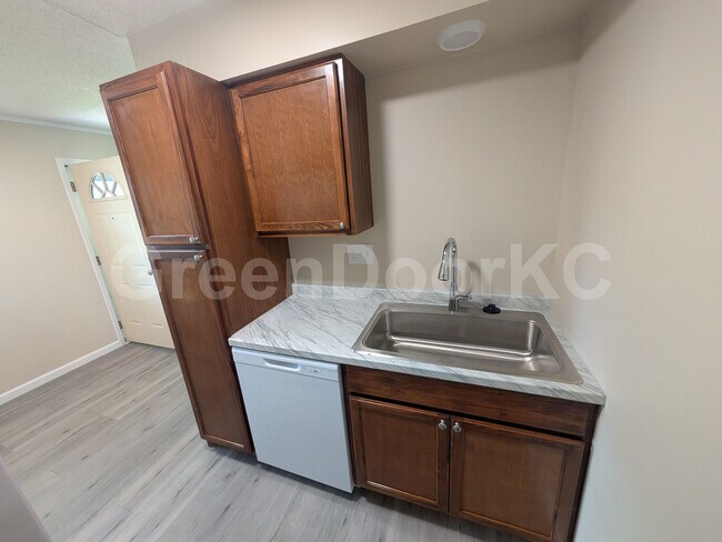 Building Photo - 405 Holiday Dr
