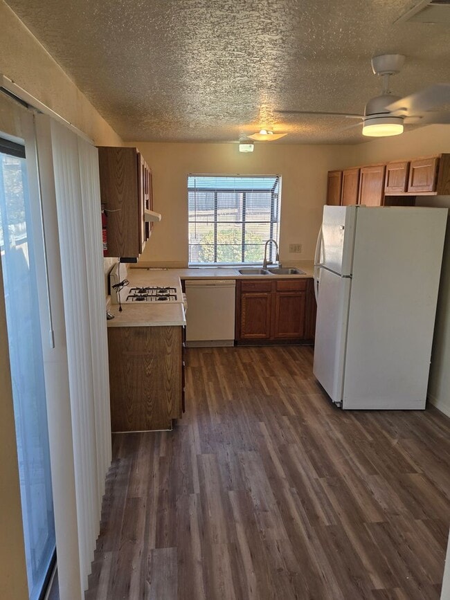 Building Photo - Two Bedroom Two Bathroom Two Car Garage in popular NE heights Neighborhood