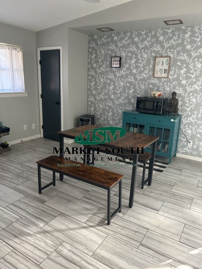 Building Photo - Mid-Century Modern on Wilmington Island- SHORT TERM RENTAL ONLY- Please call for more info