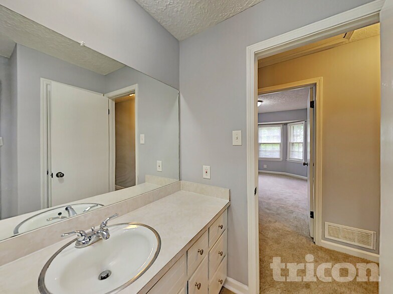 Building Photo - 430 Beaumont Dr SW