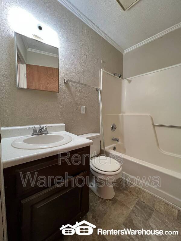 Building Photo - 910 E Railroad