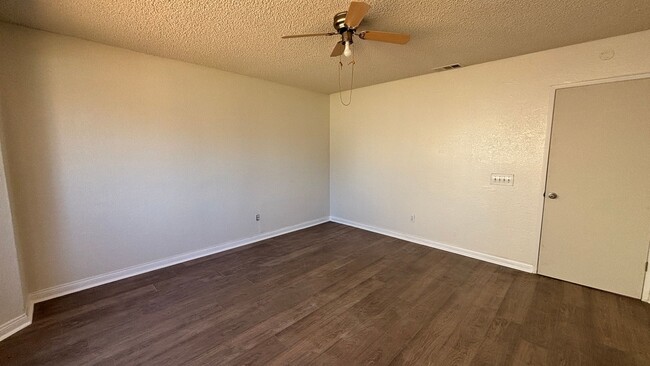 Building Photo - Quaint Three Bedroom, Two Bathroom Home!