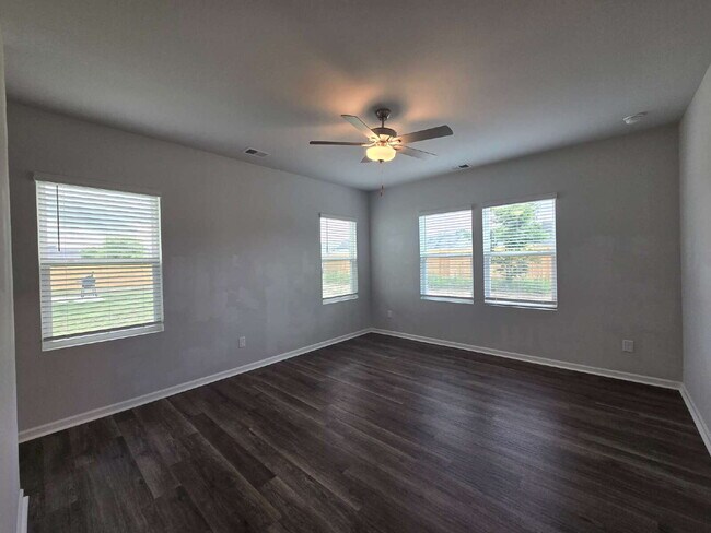 Building Photo - 517 Sandy Holw Dr