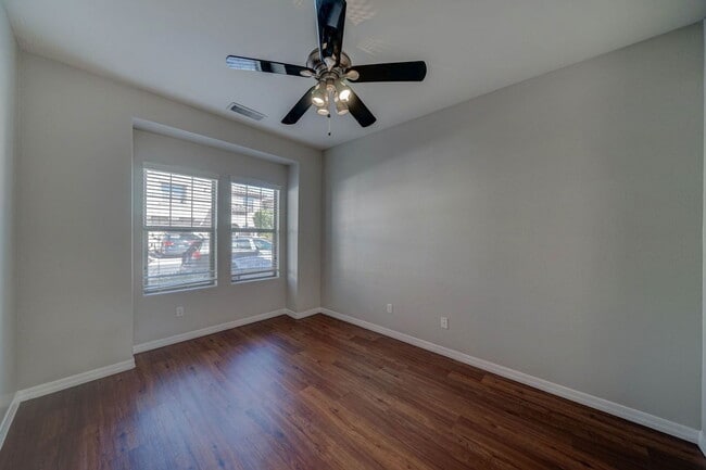 Building Photo - 2143 W Marconi Ave