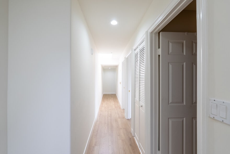 Building Photo - 1758 N Alexandria Ave