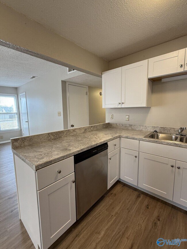 Building Photo - 2700 Lantern Walk SE