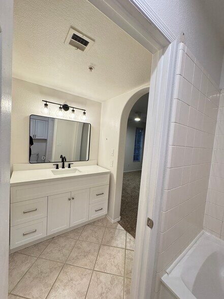 Primary bathroom - 10101 N Arabian Trl