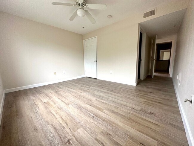 Building Photo - Spacious 3B/2B Unfurnished Condo near Beach in the Heart of Destin!